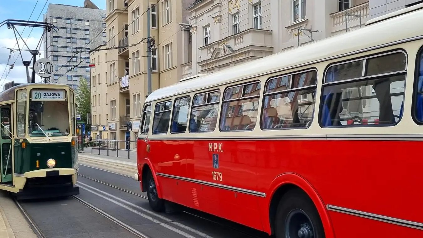 Historyczny tramwaj i autobus