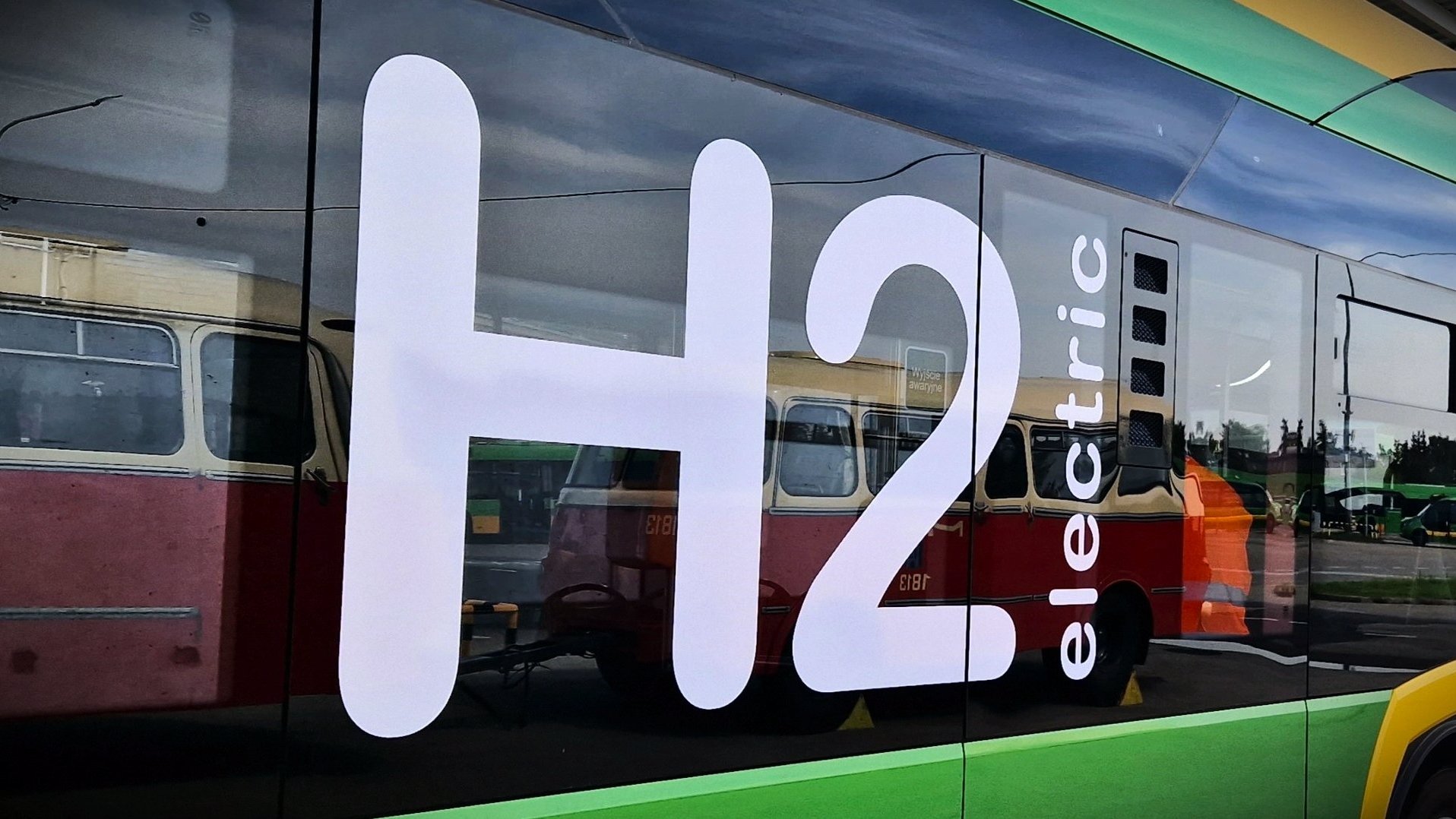 Zdjęcie szyby autobusu elektrycznego z napisem "H2 electric"