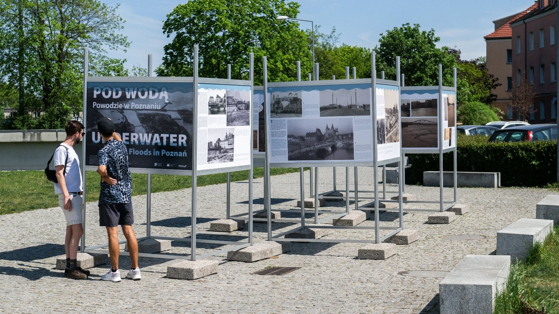 Galeria zdjęć przedstawia ludzi oglądających wystawę "Pod wodą. Powodzie w Poznaniu".