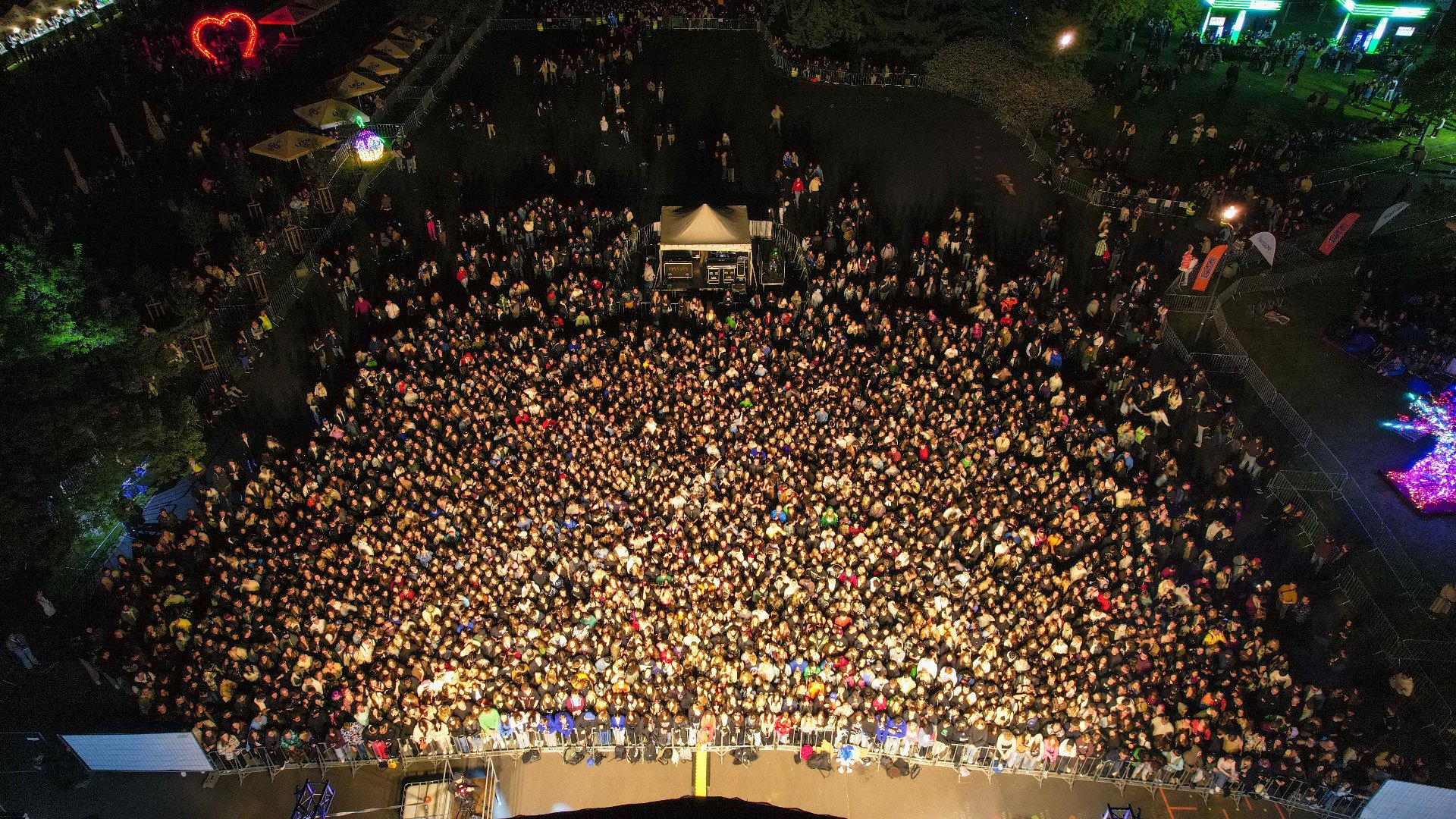 Zdjęcie z drona pokazujace tłum ludzi zgomadzonych przed sceną