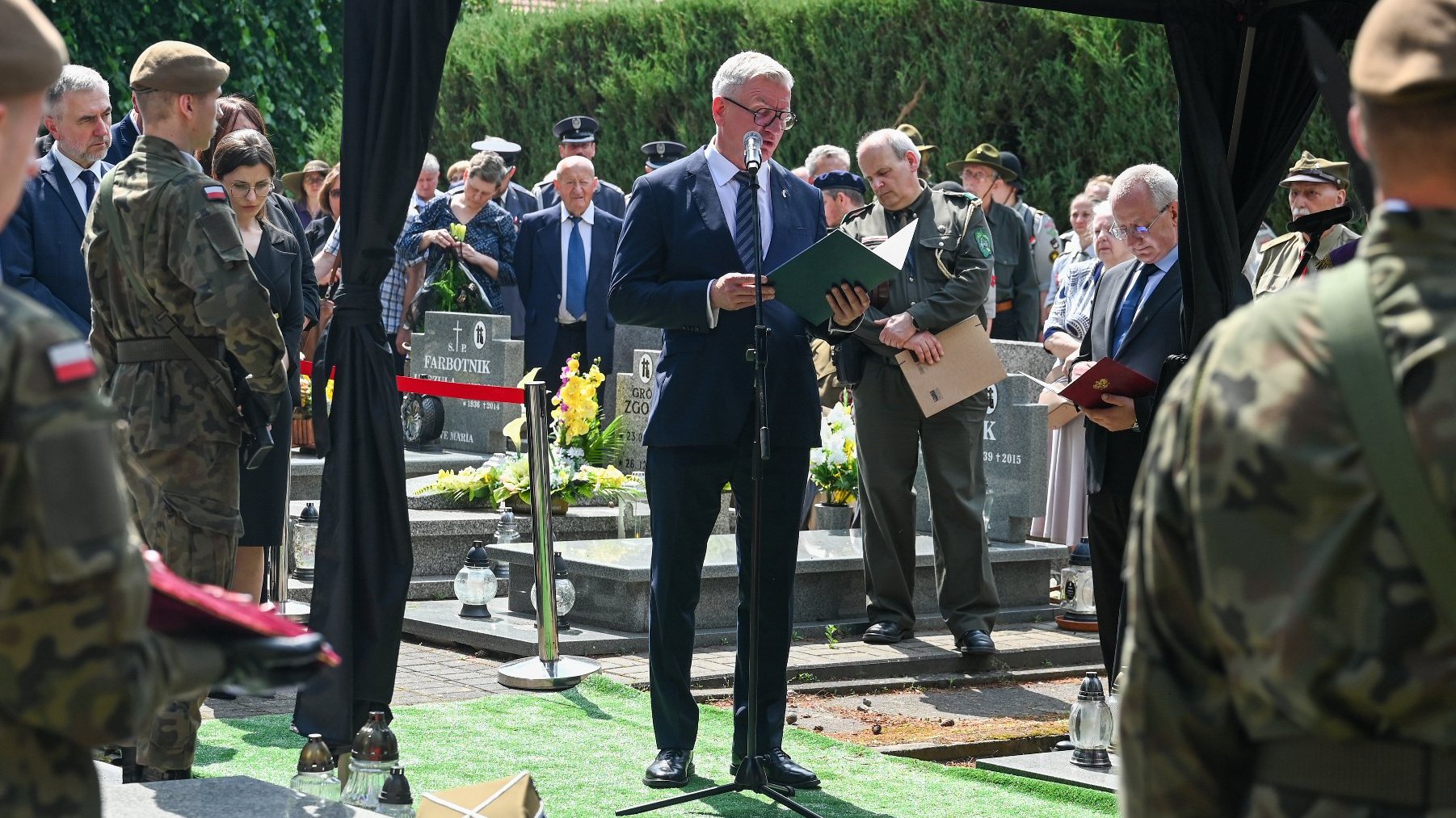 Na zdjęciu prezydent Poznania przemawiający na cmentarzu