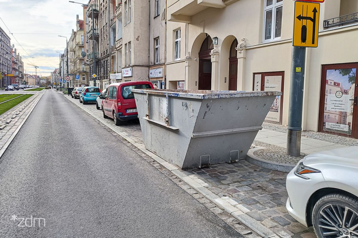 Kontener na odpady poremontowe ustawiony na miejscu parkingowym przy ulicy - grafika artykułu