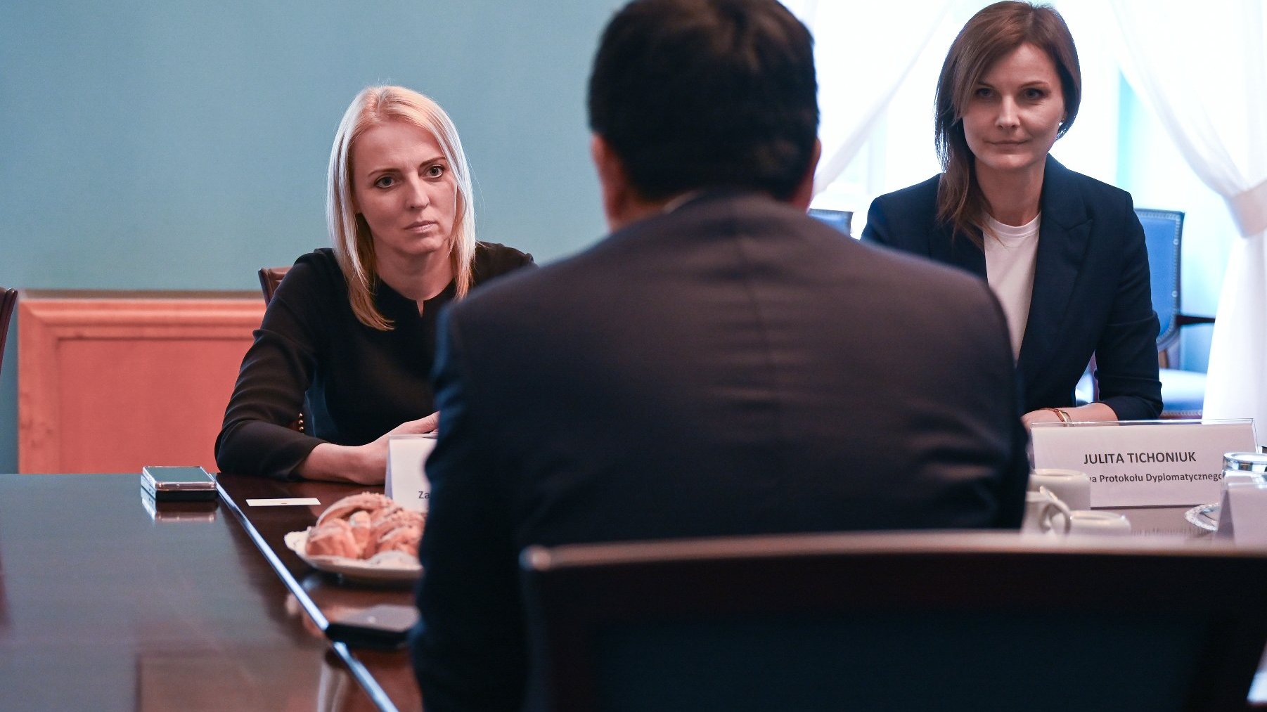 Na zdjęciu zastępczyni prezydenta rozmawiająca z ambasadorem, obok niej siedzi kobieta