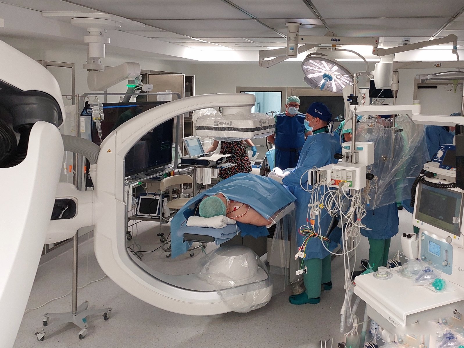 Na zdjęciu lekarze na sali operacyjnej podczas zabiegu - grafika artykułu