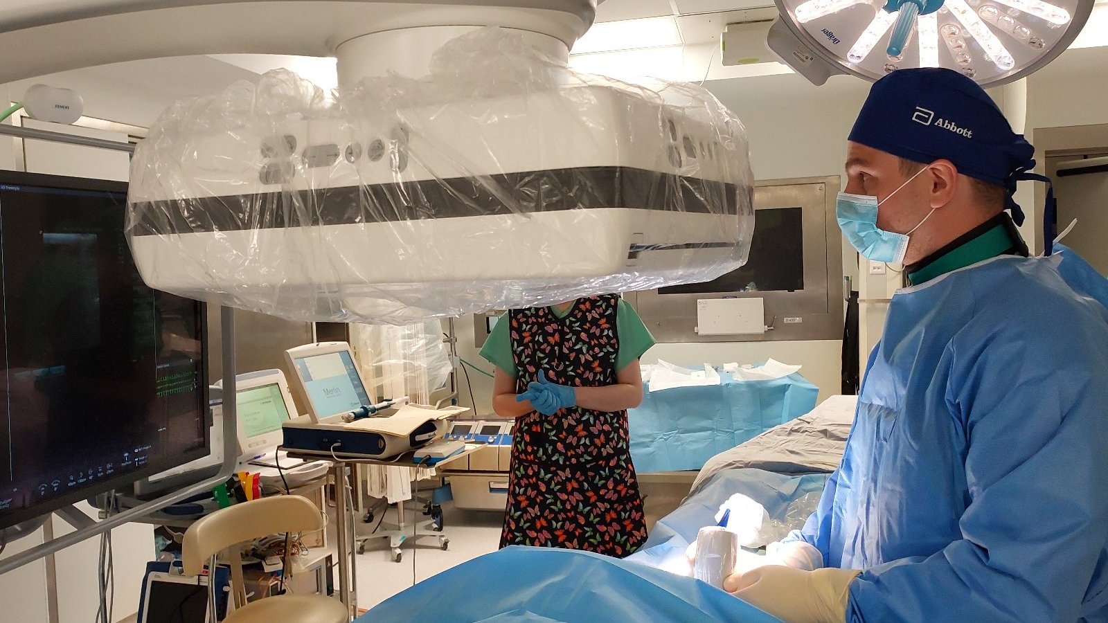 Na zdjęciu sala operacyjne, w niej lekarz podczas zabiegu