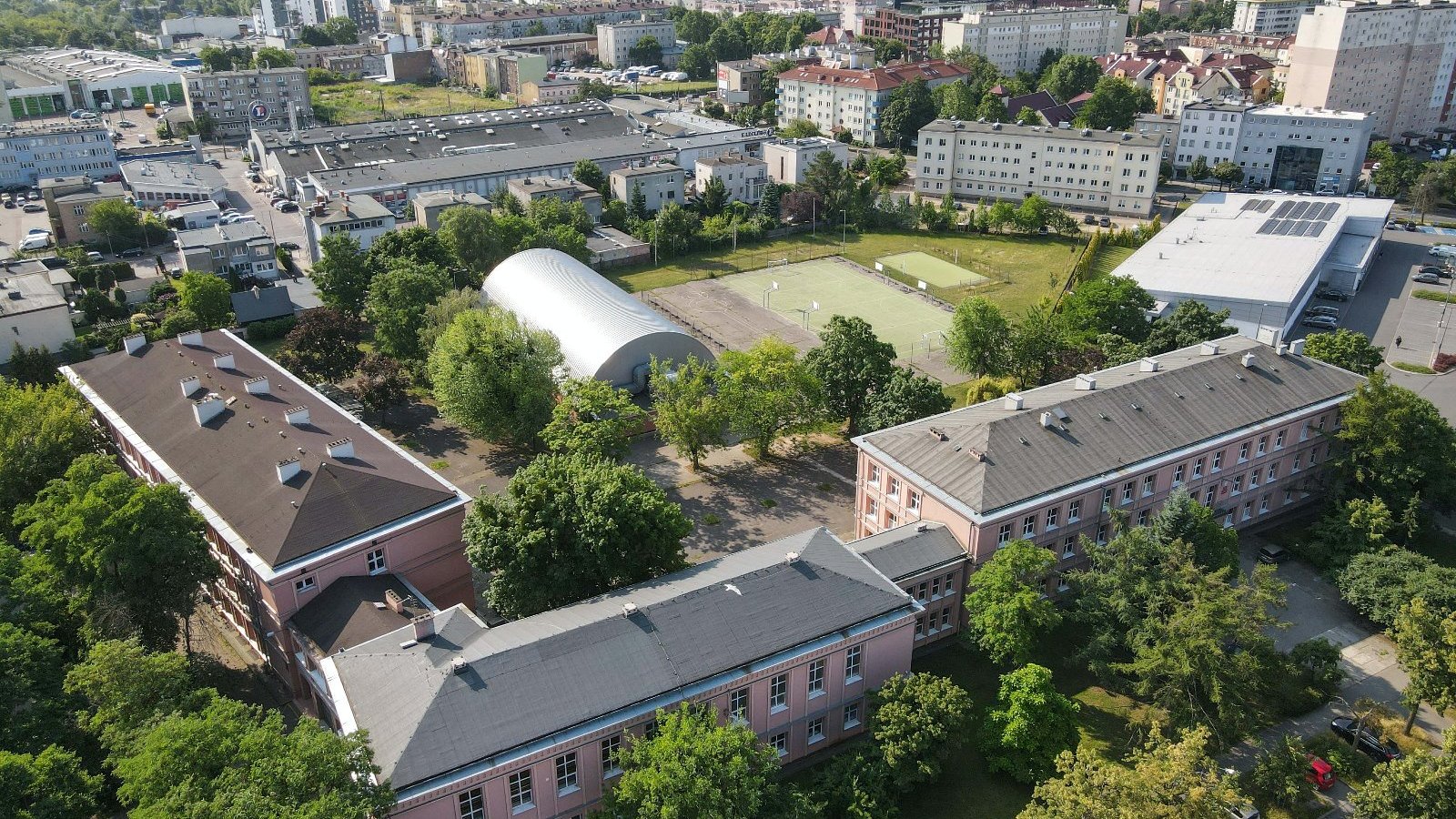 Zdjęcie z lotu ptaka terenu przy szkole przy ul. Jarochowskiego