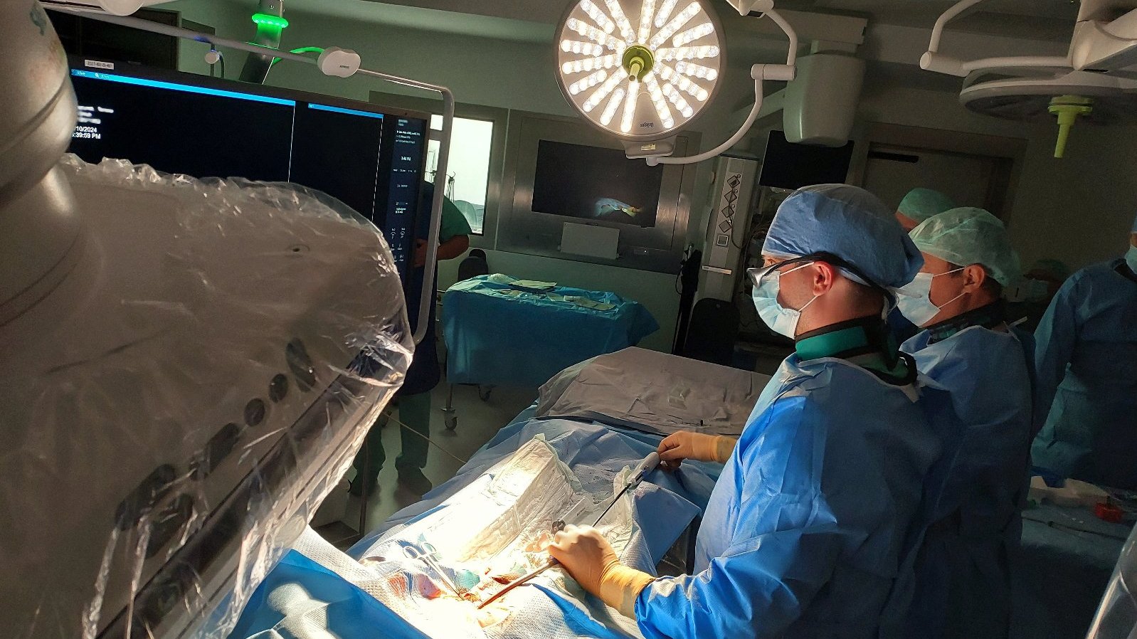 Na zdjęciu lekarze w sali operacyjnej, podczas zabiegu