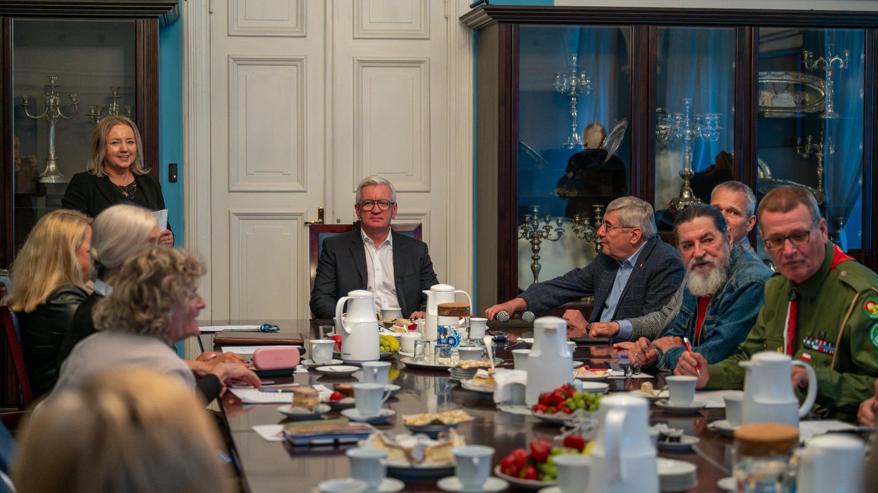 Zdjęcie przedstawia prezydenta i radnychz a stołem.