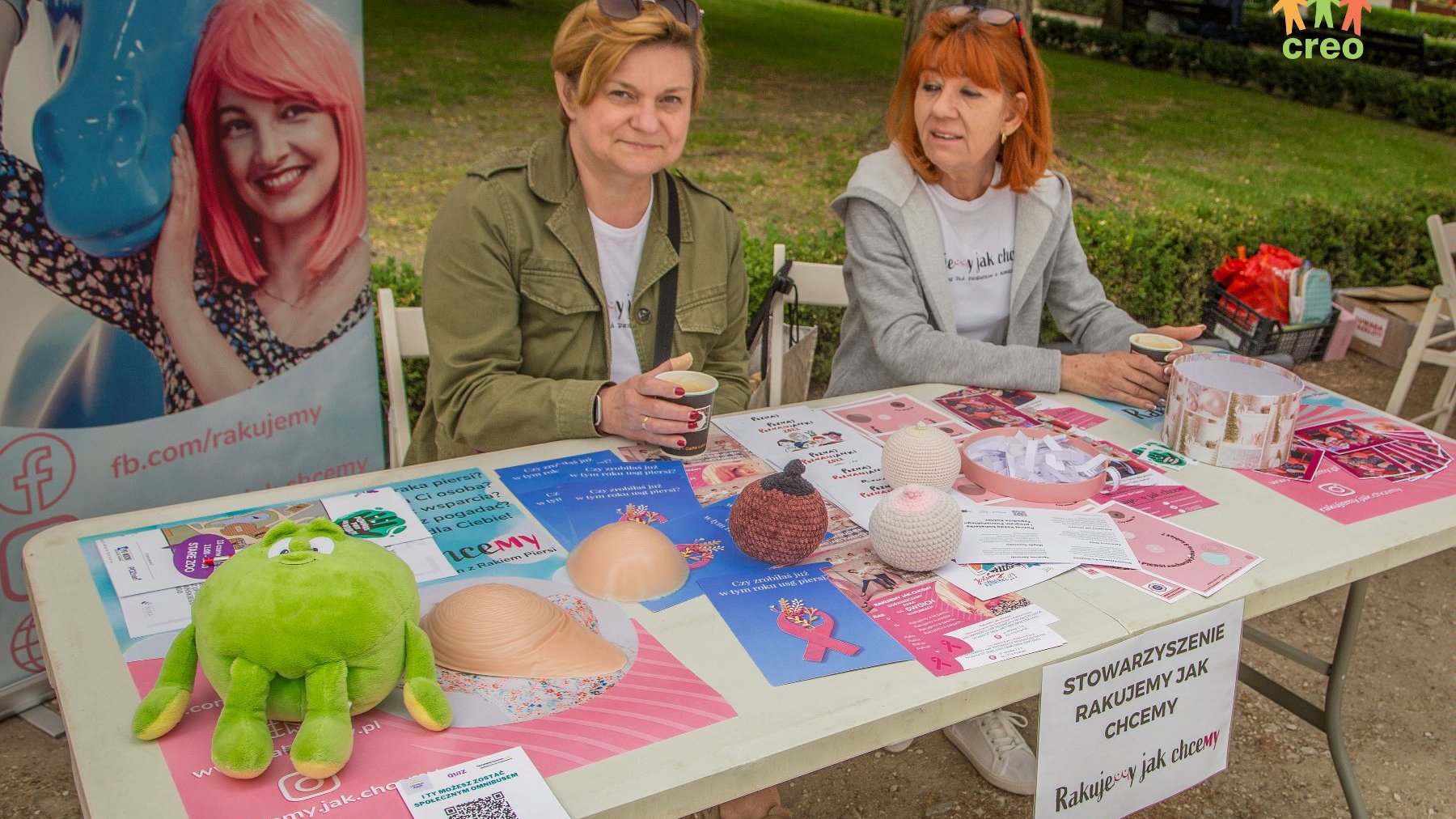 Zdjęcie przedstawia stoisko, przy którym siedzą dwie kobiety.