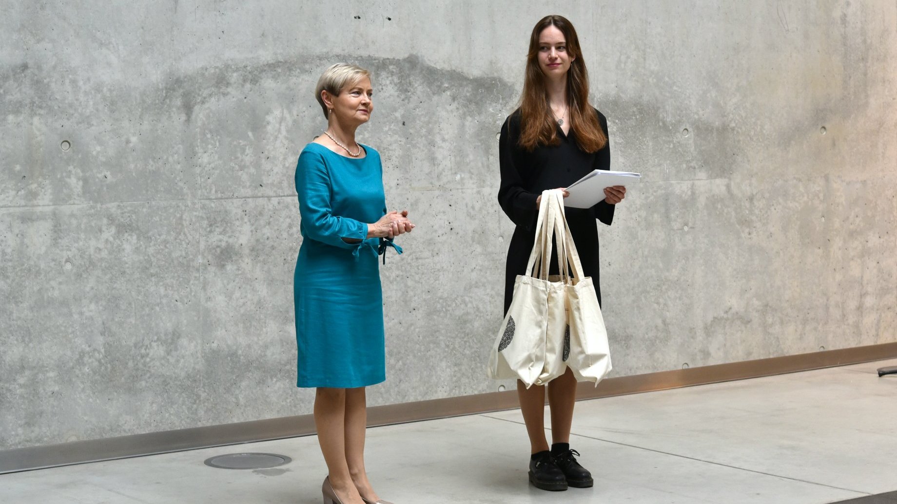 Zdjęcie przedstawia dwie kobiety - prorektorkę uczelni i nagrodzoną uczestniczkę konkursu.