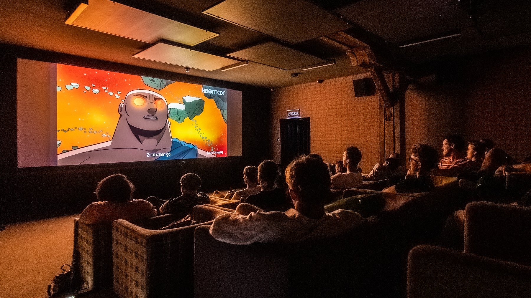 Na zdjęciu ludzie w kinie oglądający animację
