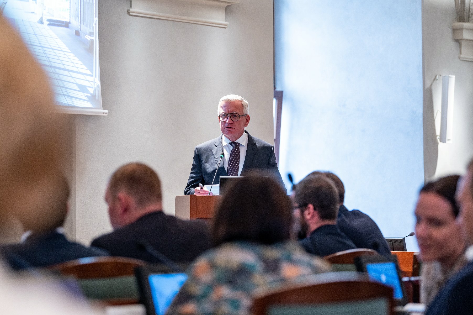 Na zdjęciu prezydent Poznania podczas sesji rady miasta - grafika artykułu