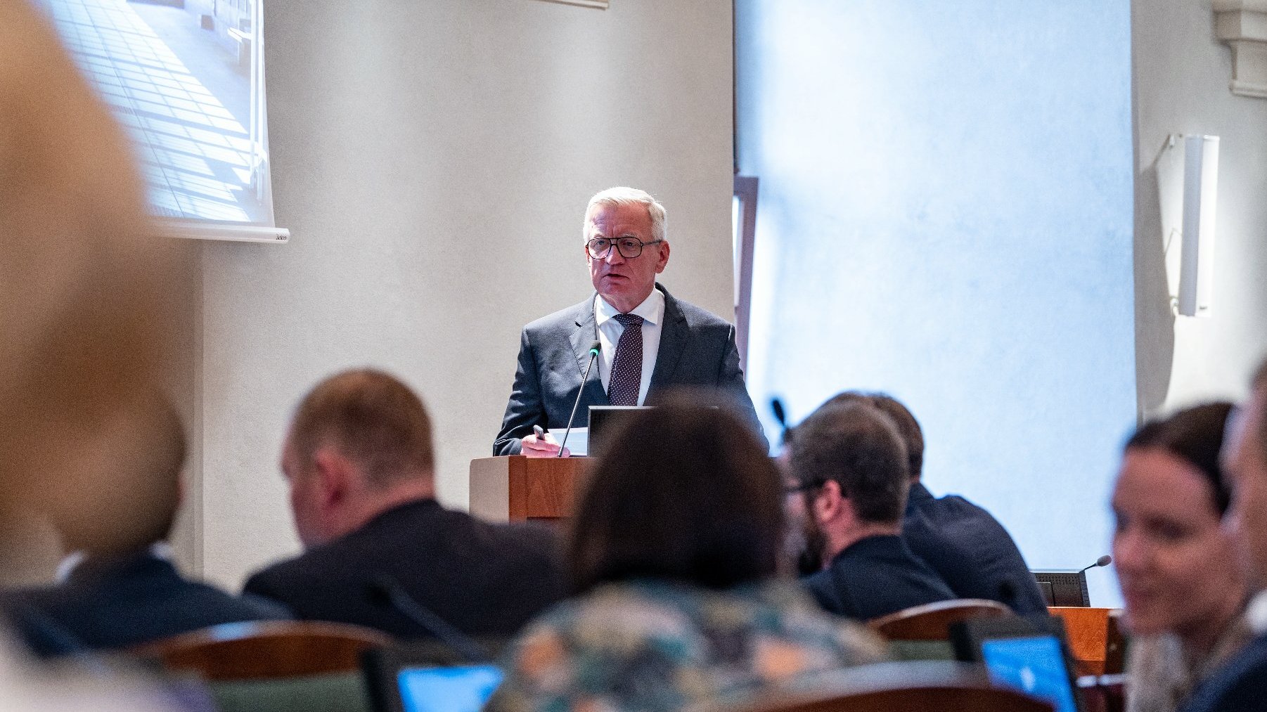Na zdjęciu prezydent Poznania podczas sesji rady miasta