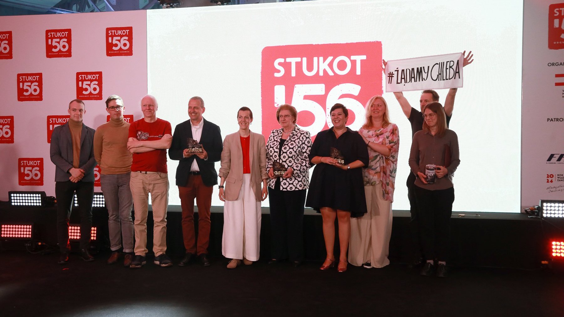 Galeria zdjęć przedstawia grupę osób stojących na scenie podczas gali konkursu Stukot'56.