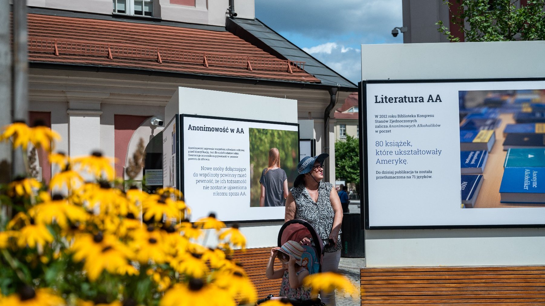 Galeria zdjęć z briefingu i wystawy na dziedzińcu Urzędu Miasta