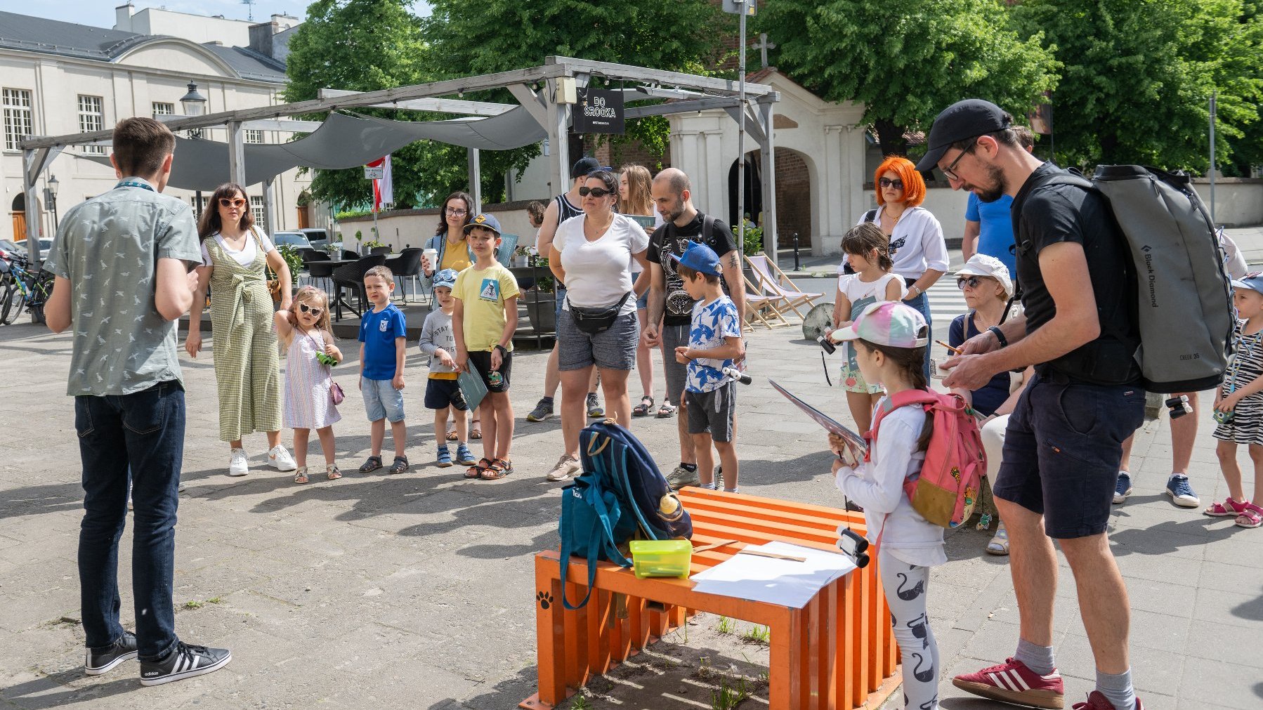 Zdjęcie przedstawia przewodnika i rodziców z dziećmi