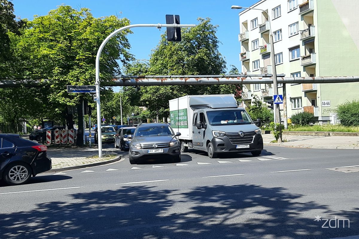 Zdjęcie przedstawia skrzyżowanie Przybyszewskiego z Marcelińską. Na jezdni widać jadące samochody. W tle blok mieszkalnyl. - grafika artykułu