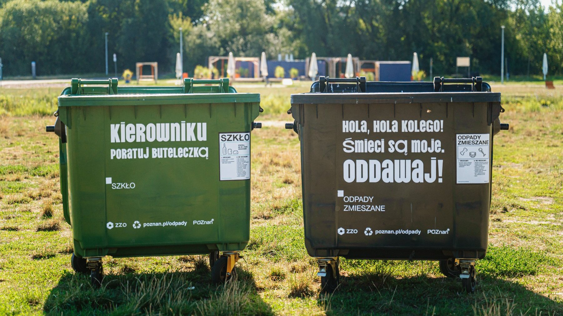 Zdjęcie przedstawia pojemniki na odpady z zabawnymi napisami.