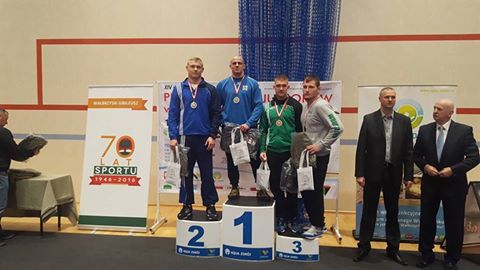 zawodnicy z medalami na podium - grafika artykułu