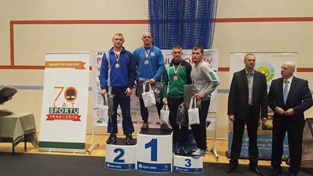 zawodnicy z medalami na podium