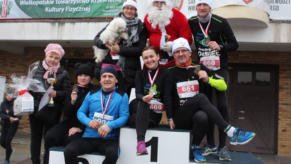 uczestnicy z medalami na podium