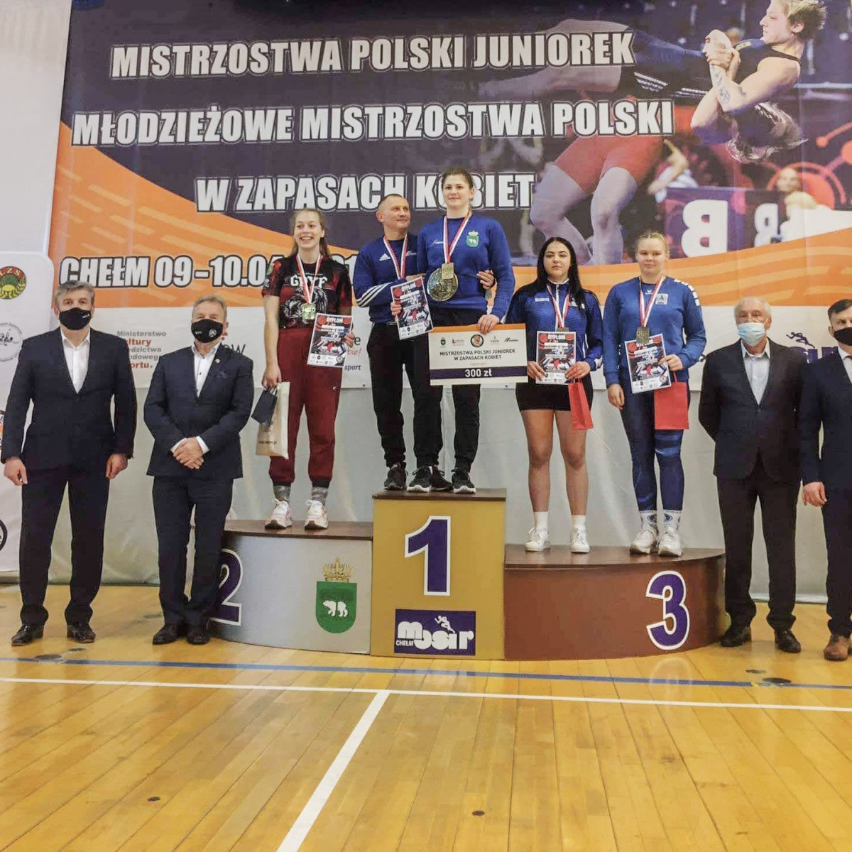 zawodniczki z medalami na podium - grafika artykułu