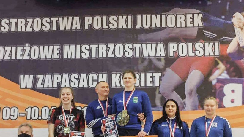 zawodniczki z medalami na podium