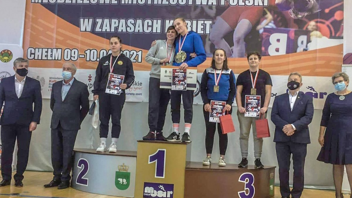 zawodniczki z medalami na podium