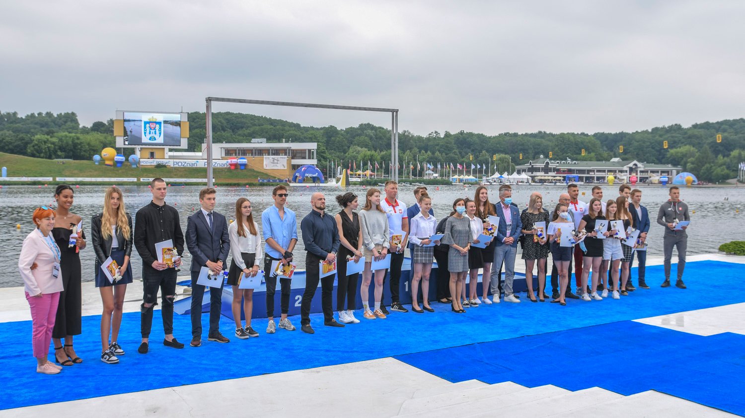 stypendyści stojący na tle Toru Regatowego Malta