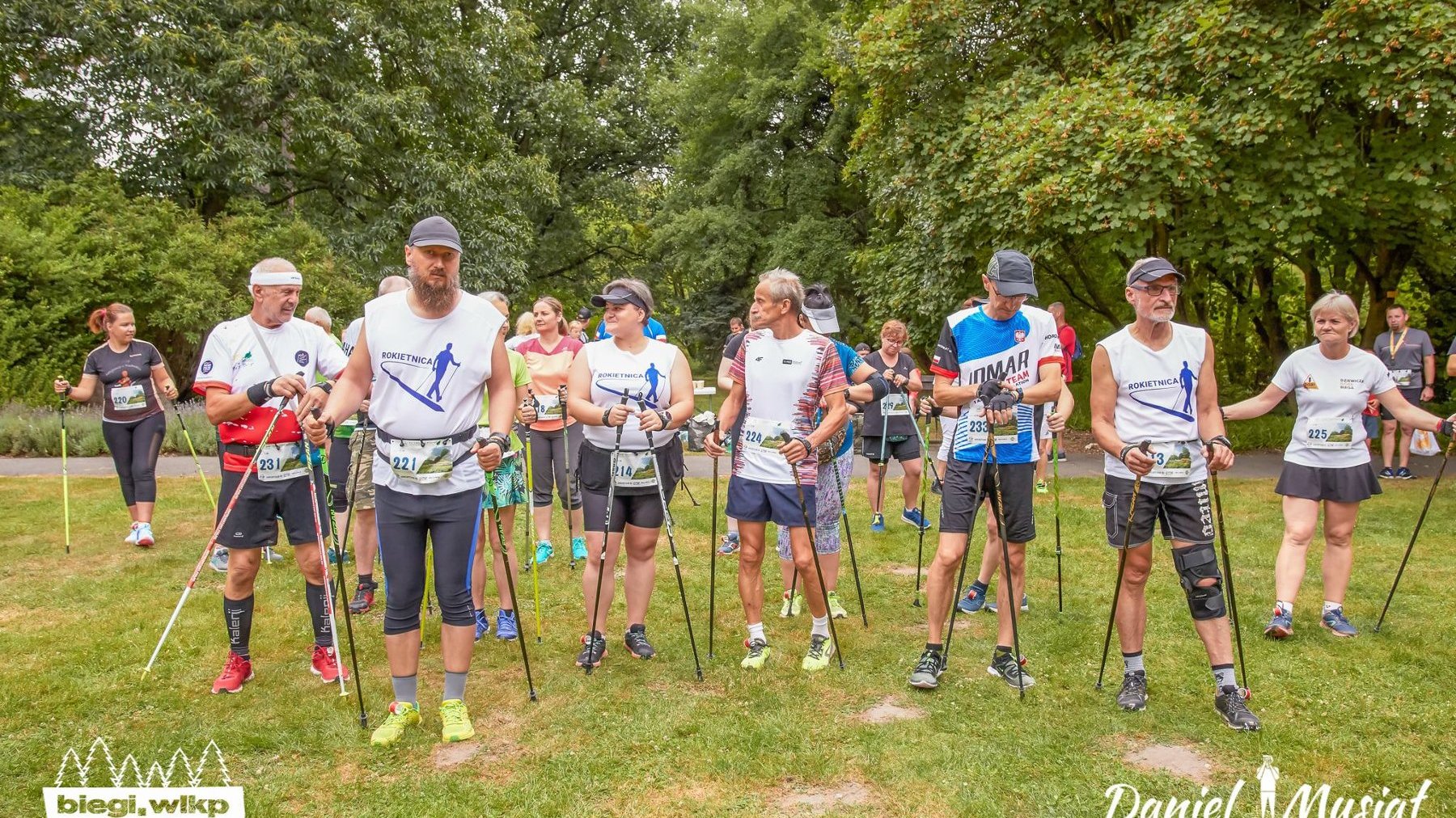 uczestnicy nordic walking podczas rozgrzewki