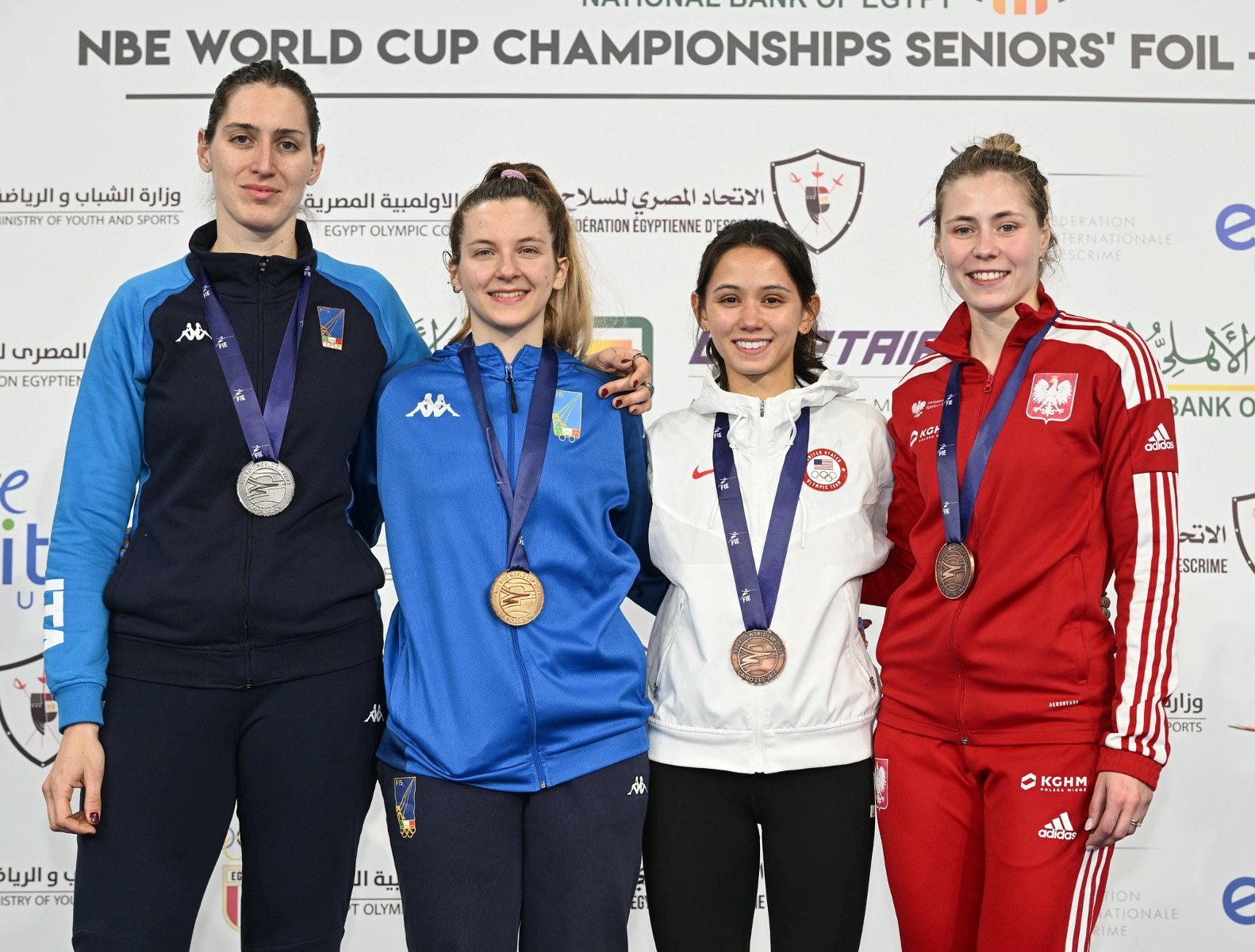 Julia Walczyk-Klimaszyk na podium Pucharu Świata, fot. FIE - International Fencing Federation - grafika artykułu