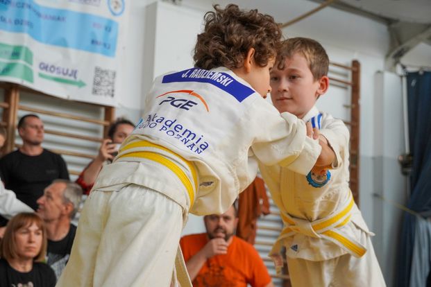 Poznańska Dziecięca Liga Judo - młodzi zawodnicy walczą na macie - grafika artykułu