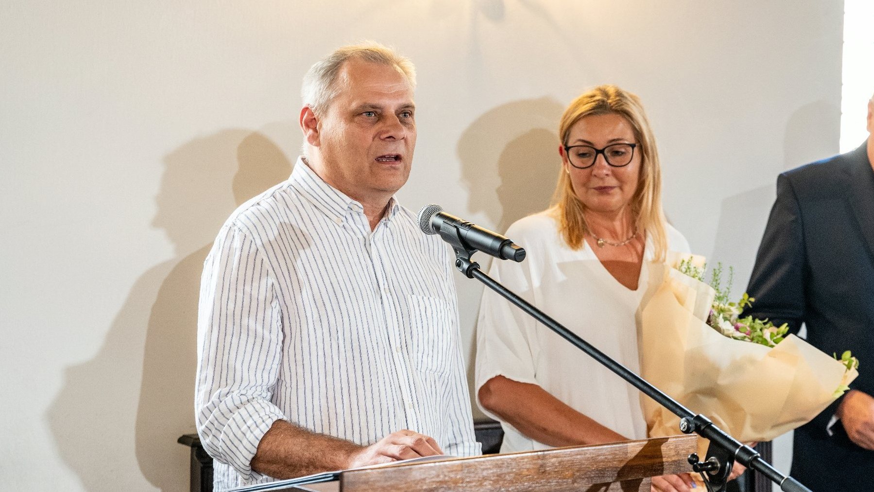 Rodzice Julii Walczyk - Klimaszyk odbierają nagrodę w imieniu córki