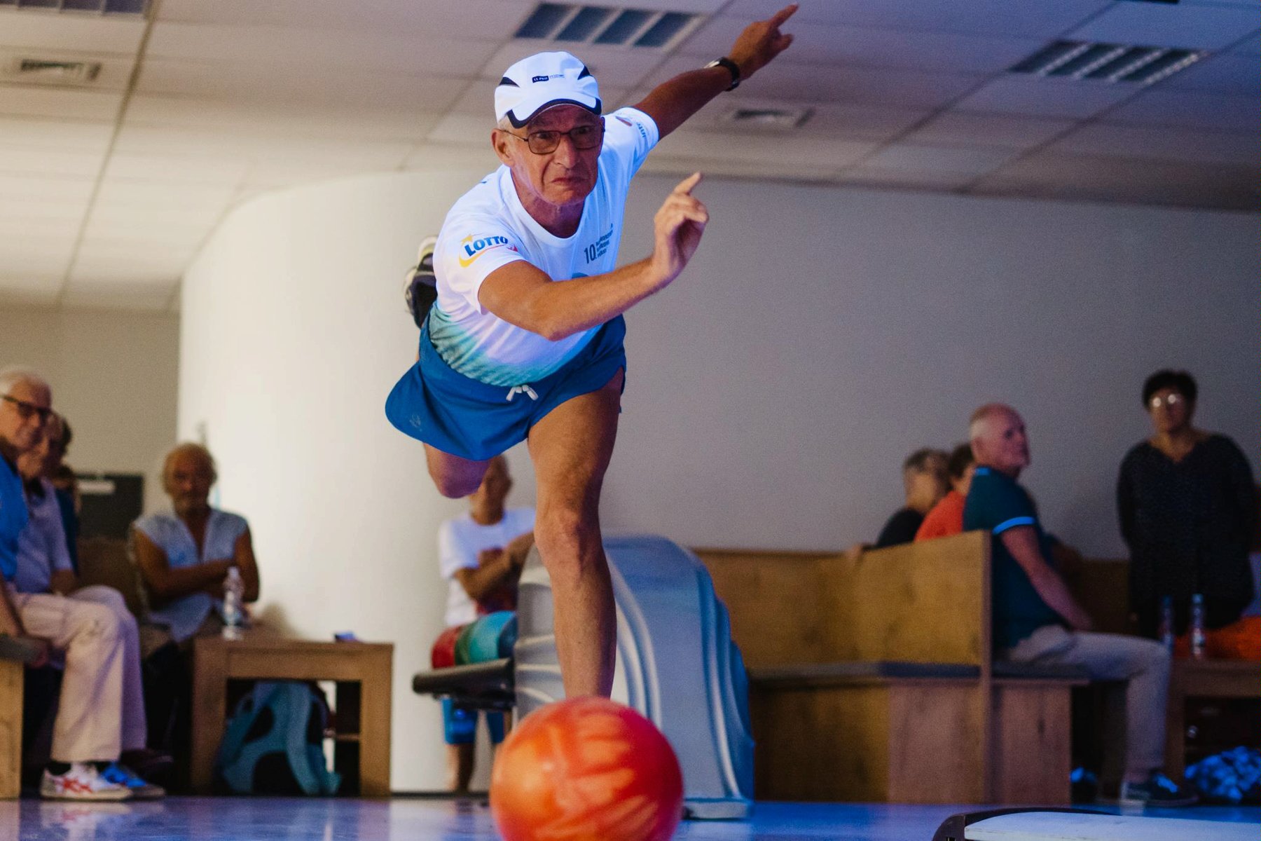 Bowling - senior rzuca kulą, fot. Agnieszka Wojt - grafika artykułu