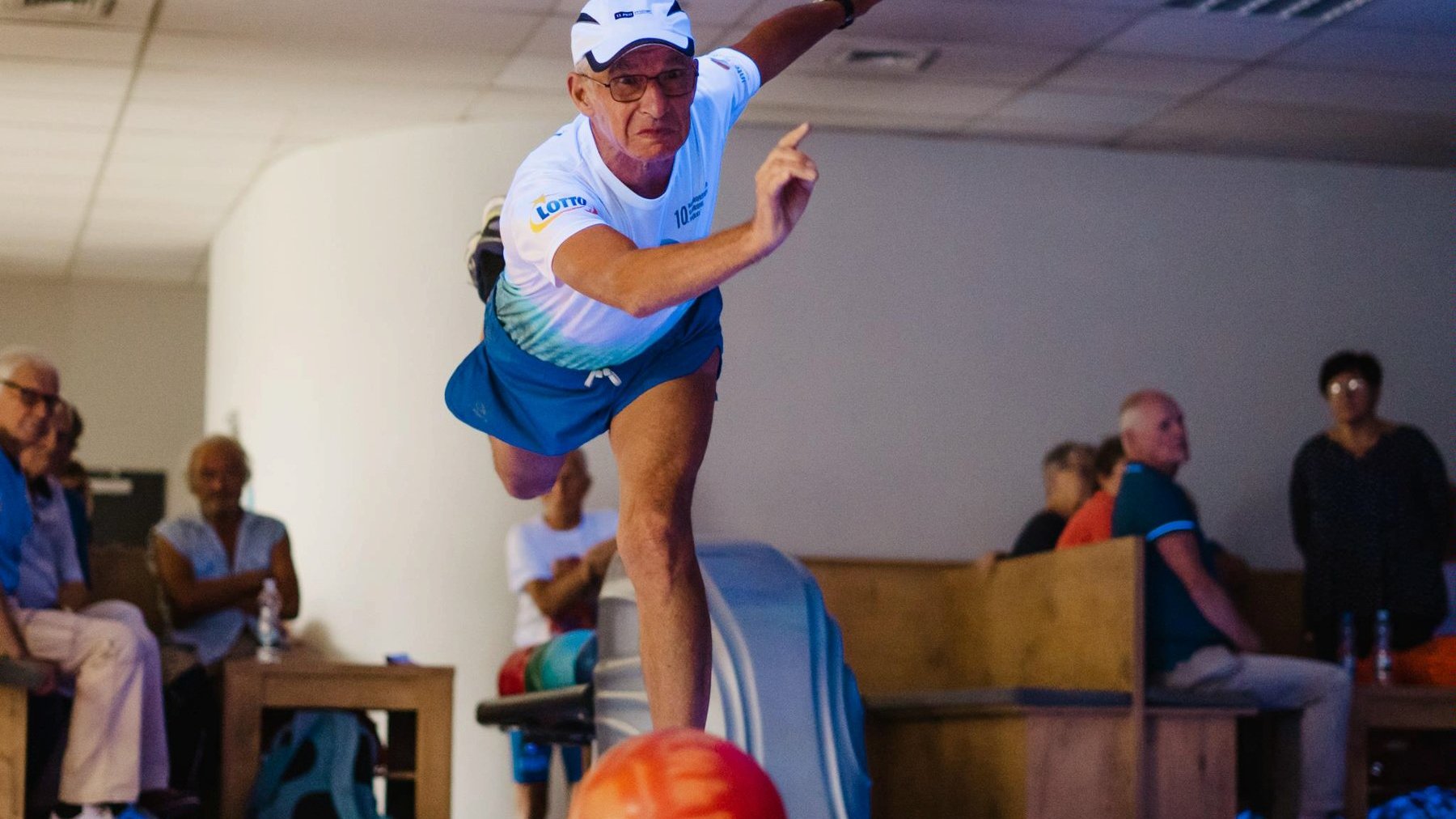 Bowling - senior rzuca kulą, fot. Agnieszka Wojt