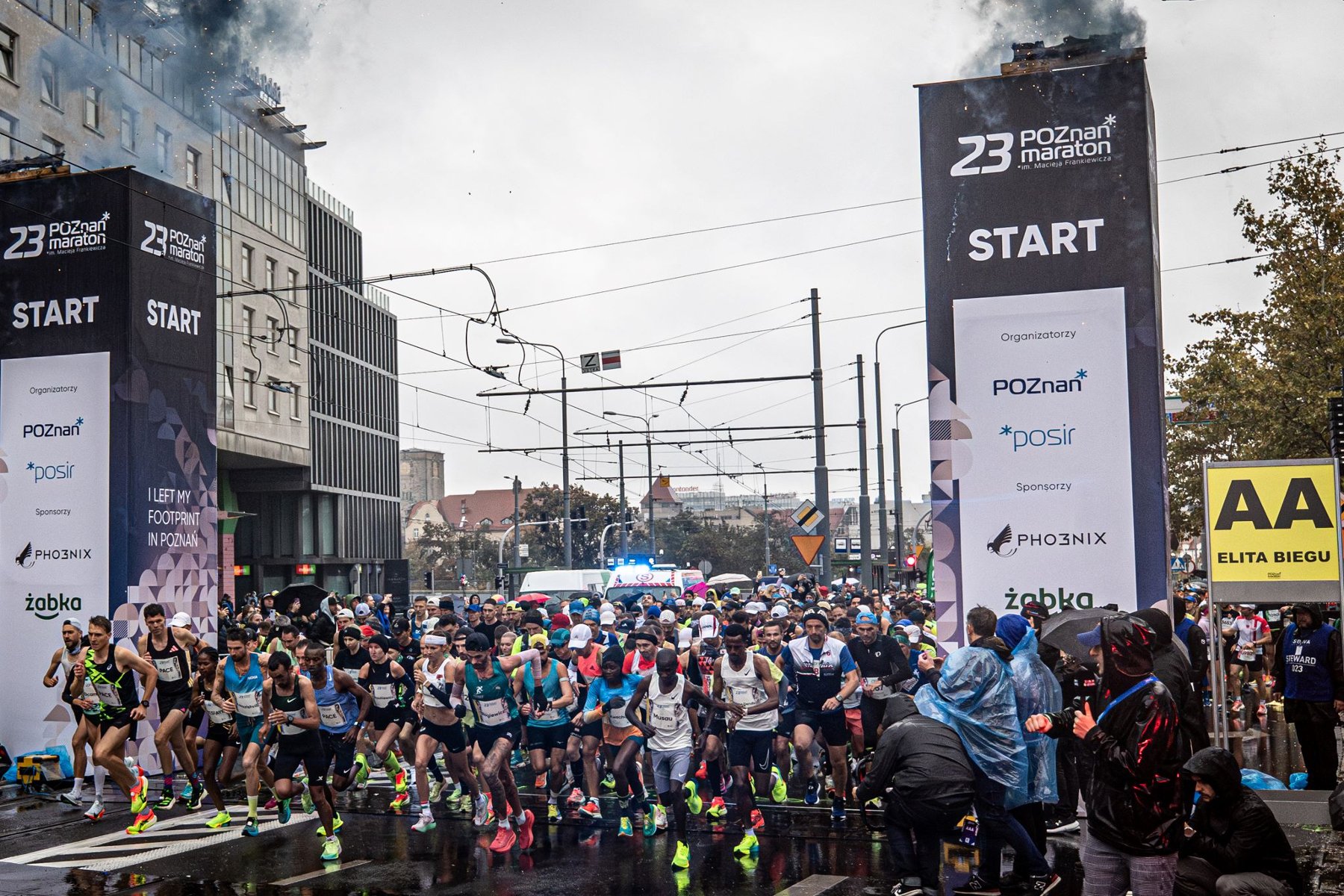 Start 23. Poznań Maratonu, fot. Klaudia Berda - tłum biegaczy rozpoczyna bieg - grafika artykułu