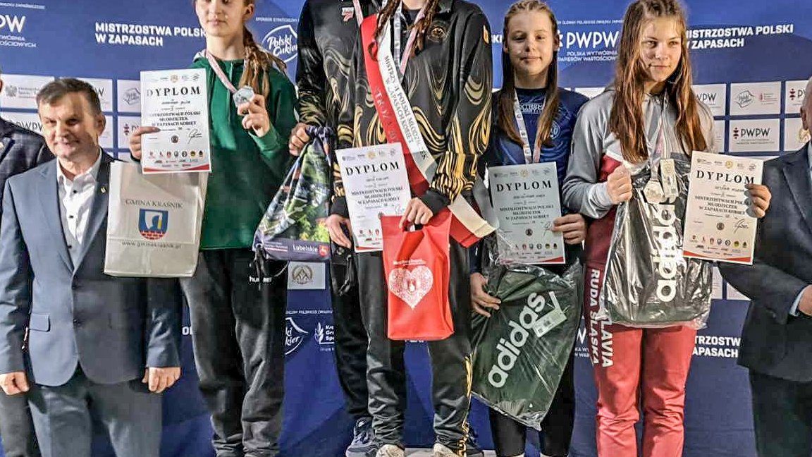 Zawodniczki Sobieskiego Poznań z medalami MP młodziczek w zapasach, fot. Maciej Kula