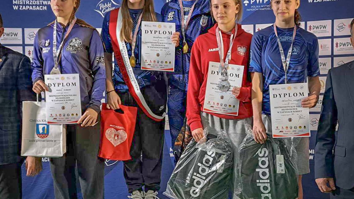 Zawodniczki Sobieskiego Poznań z medalami MP młodziczek w zapasach, fot. Maciej Kula