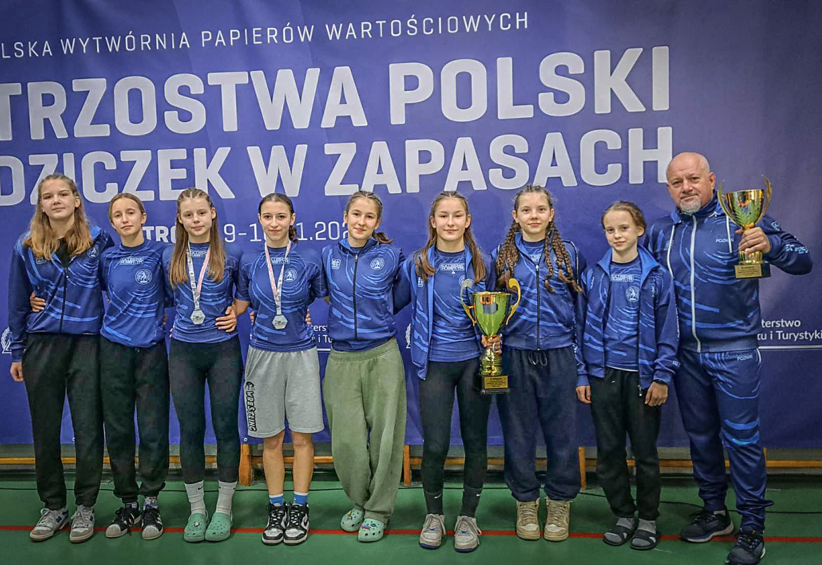 Zawodniczki Sobieskiego Poznań z medalami MP młodziczek w zapasach, fot. Maciej Kula - grafika artykułu