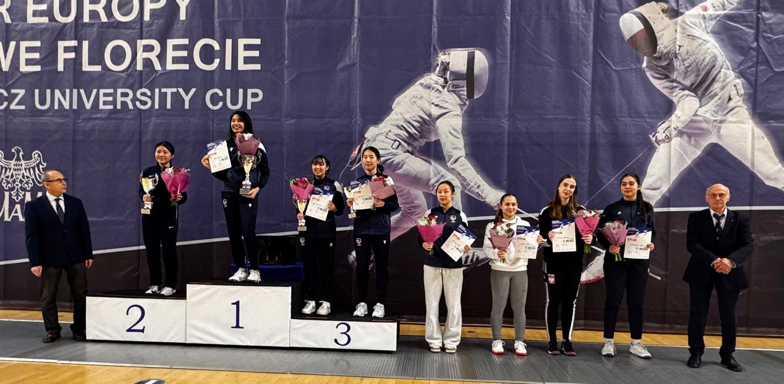 Puchar Europy Kadetek we florecie, fot. Polski Związek Szermierczy - najlepsze zawodniczki turnieju indywidualnego na podium z pucharami i medalami - grafika artykułu