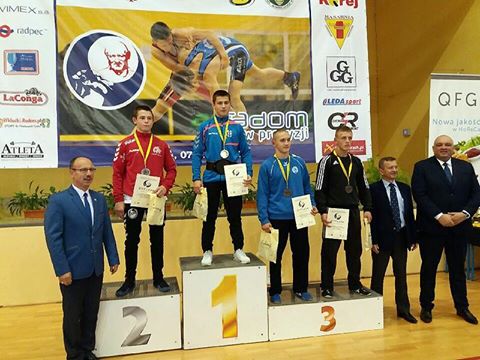 zawodnicy z medalami na podium - grafika artykułu