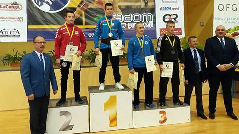 zawodnicy z medalami na podium