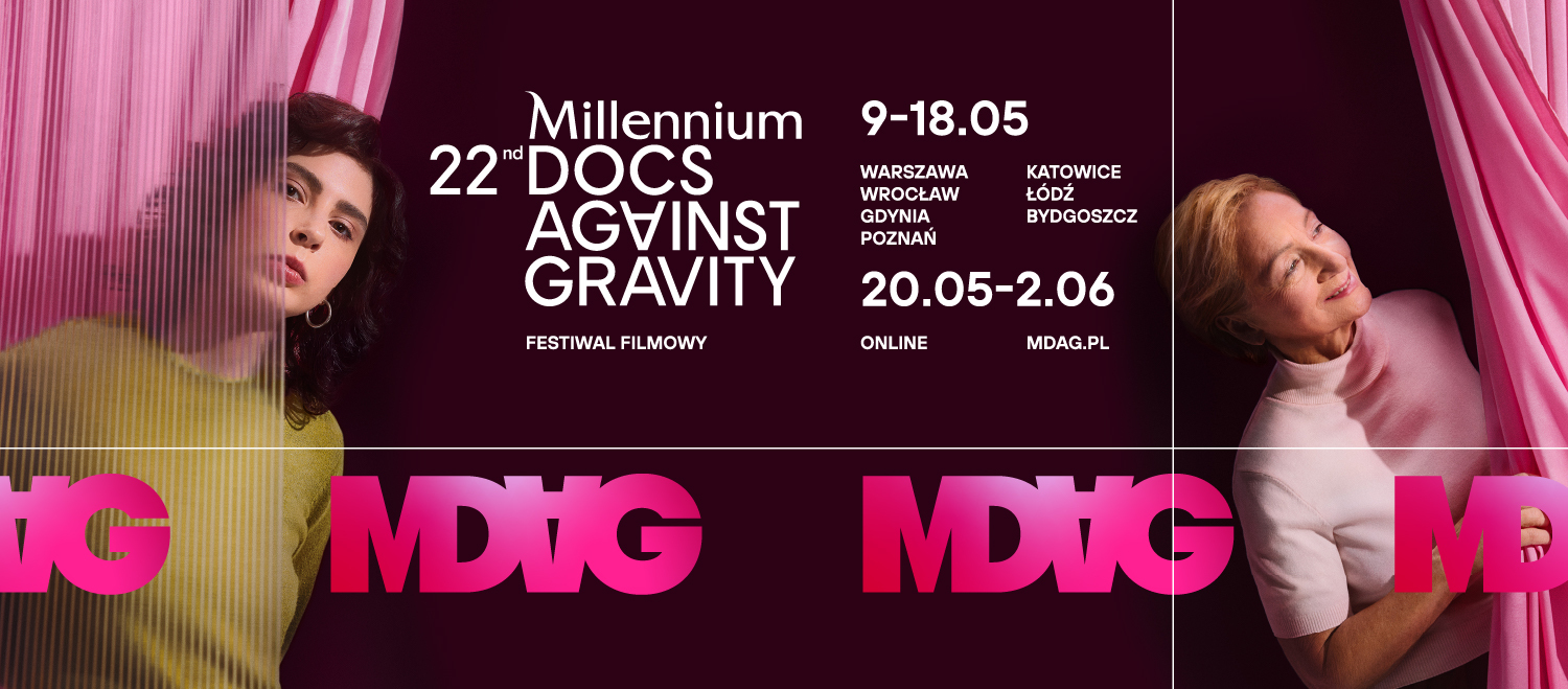 Millennium Docs Against Gravity Różowe tło, zza zasłony patrza dwie kobiety - starsza i mlodsza, na srodku napis festiwal filmowy Millennium Docs Against Gravity