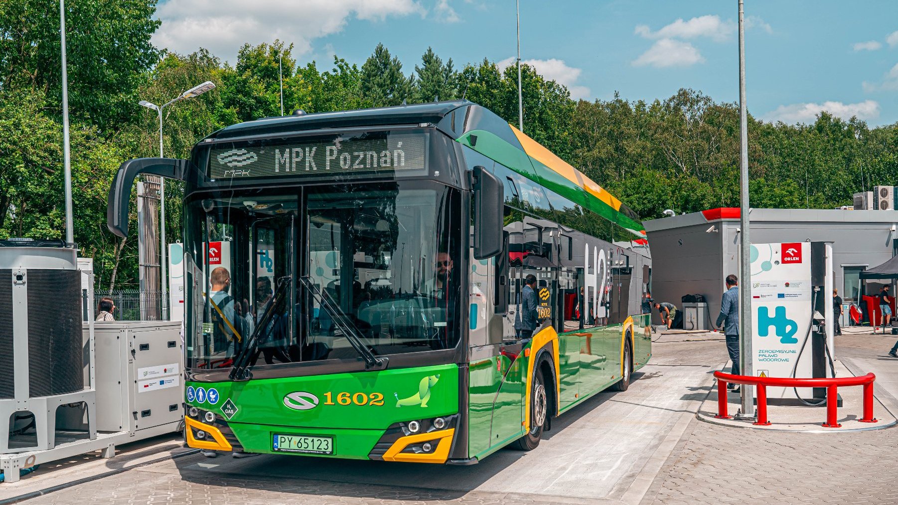 Na zdjęciu autobus stojący na stacji