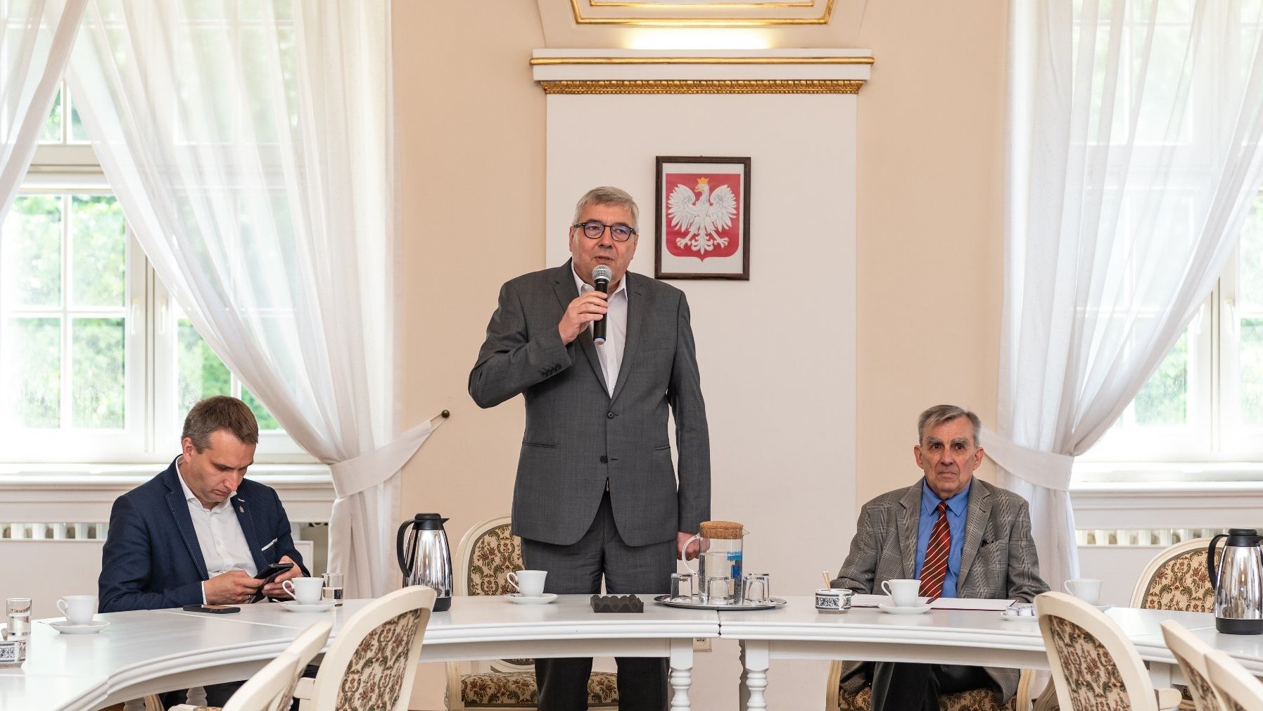 zdjęcie przedstawia moment przemówienia Przewodniczącego Rady Miasta Poznania