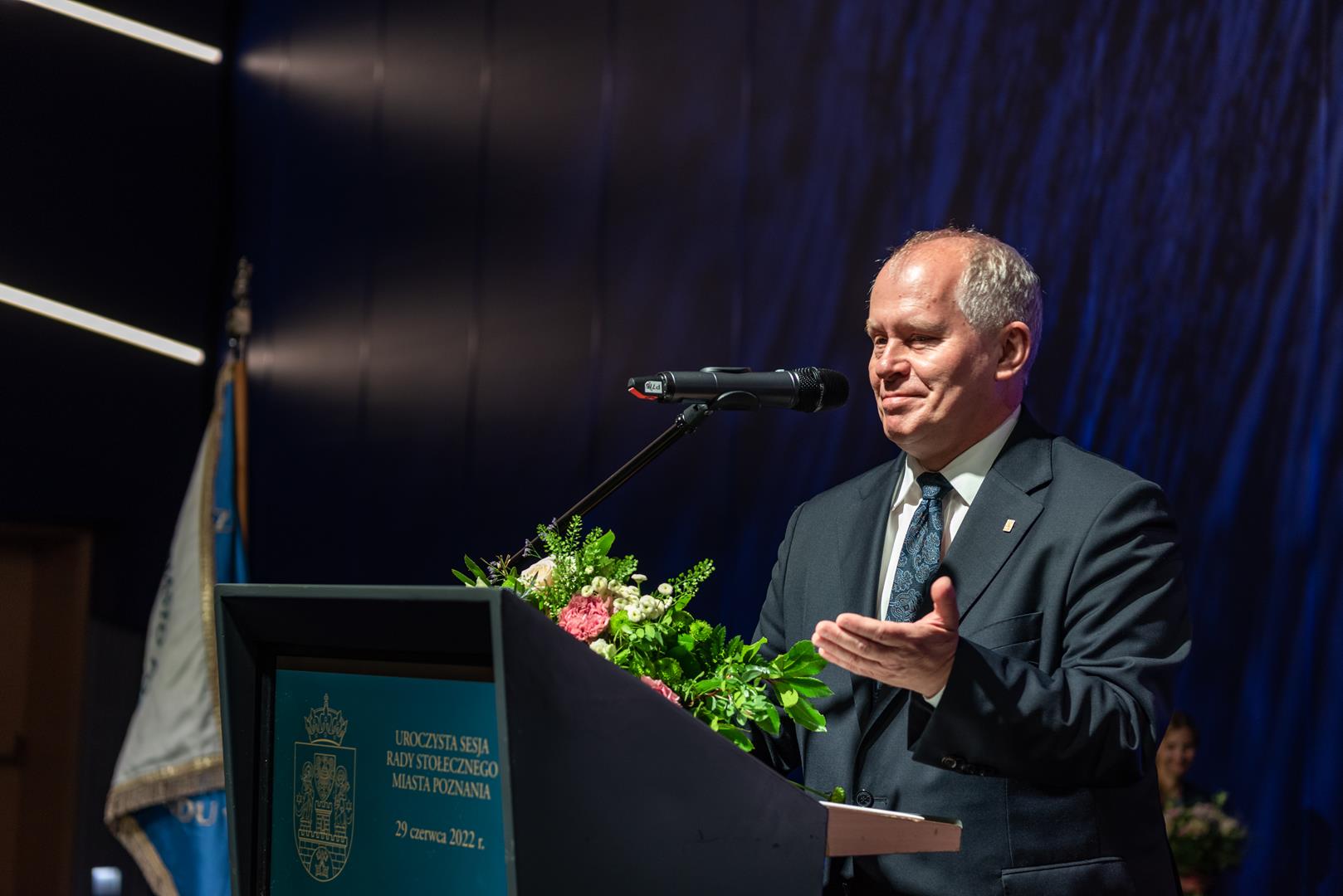 Prof. Przemysław Matusik laureatem Nagrody Naukowej Miasta Poznania. Na zdjęciu widać postać laureata przemawiającego przy mównicy. - grafika artykułu