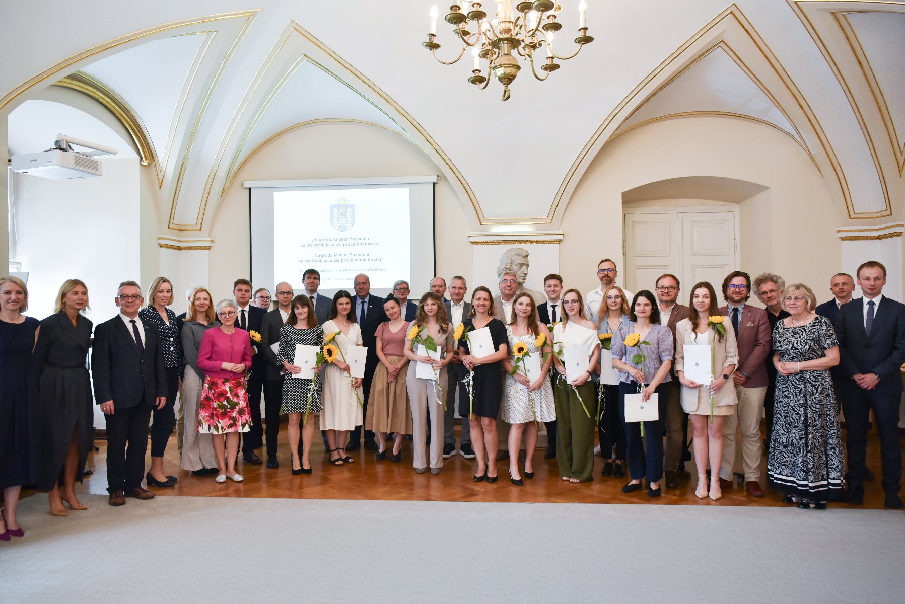 Zdjęcie zbiorowe laureatów i laureatek konkursu - grafika artykułu