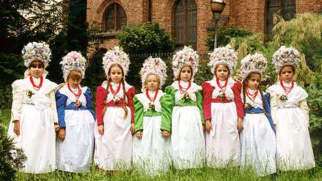 dziewczynki w strojach bamberskich przed kościołem św. Marcina, fot. Witold Hoppel