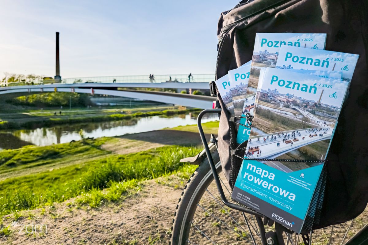 Mapa rowerowa Poznania 2025 już dostępna fot. ZDM Mapa rowerowa na bagażniku. W tle Mosty Berdychowskie