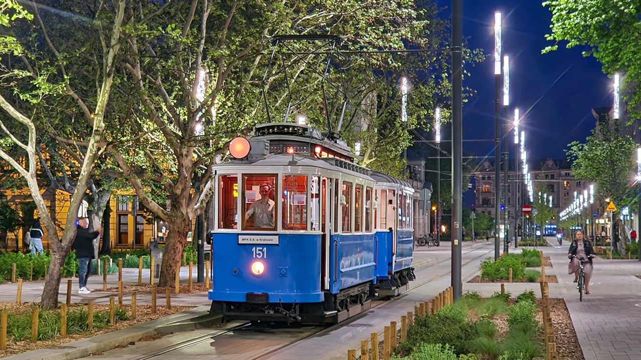 W sobotę, 3 maja, na trasie linii 0 pojawi się po raz pierwszy unikatowy skład tramwajowy PN3+SN3 z Krakowa fot. MPK Niebieski tramwaj z Krakowa na ul. 27 Grudnia